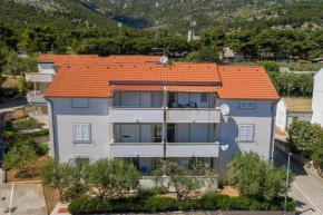 Apartments with a parking space Bol, Brac - 20004